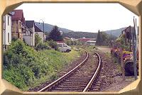 Vorschaubild: Rudolstadt-Schwarza West, 27.05.2000 Die Strecke schlängelt sich in Rudolstadt-Schwarza durch Häuser und Gärten. Im Hintergrund ist der Zug aus Katzhütte zu erkennen.