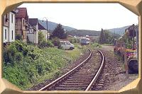 Vorschaubild: Rudolstadt-Schwarza West, 27.05.2000 Nur langsam nähert sich der Triebwagen dem Haltepunkt. Immer wieder ertönt das Signalhorn, da sich an der Stecke mehrere ungesicherte Übergänge befinden.