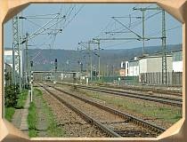Vorschaubild: Rudolstadt-Schwarza, 22.04.2005 An der Bahnstrecke Jana - Saalfeld in Rudolstadt-Schwarza ist der Abzweig der ehemalige Strecke nach Bad Blankenburg nicht mehr zu erkennen.