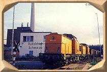 Vorschaubild: Rudolstadt-Schwarza, Januar 1999 Die Stahlwerk Thüringen Loks 100.4-22 und 100.4-? mit einem Schrottzug von Bad Blankenburg via Rudolstadt/Thür Gbf nach Saalfeld/Saale